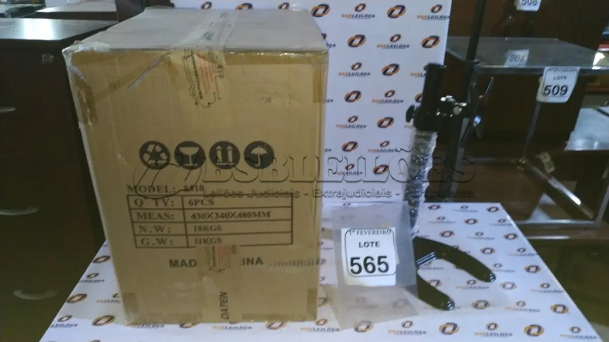 LOTE 565 - 01 CAIXA COM 06 SUPORTES PARA MONITORES MARCA DATEN. (NO ESTADO) ATENÇÃO! FAZER A VISITAÇÃO ANTES DE ARREMATAR, NÃO SABEMOS SE FUNCIONA, LEILÃO NÃO TEM GARANTIA E NEM DEVOLUÇÃO, SUJEITO A POSSÍVEIS AVARIAS VISÍVEIS/OCULTAS E/OU AUSÊNCIA DE COMPONENTES.