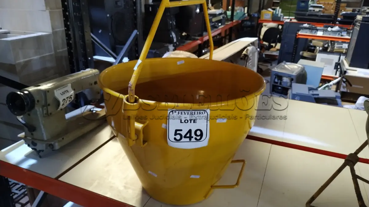 LOTE 549 - 01 BALDE DE 50L PARA GUINCHO ELÉTRICO. (NO ESTADO) ATENÇÃO! FAZER A VISITAÇÃO ANTES DE ARREMATAR, NÃO SABEMOS SE FUNCIONA, LEILÃO NÃO TEM GARANTIA E NEM DEVOLUÇÃO, SUJEITO A POSSÍVEIS AVARIAS VISÍVEIS/OCULTAS E/OU AUSÊNCIA DE COMPONENTES.