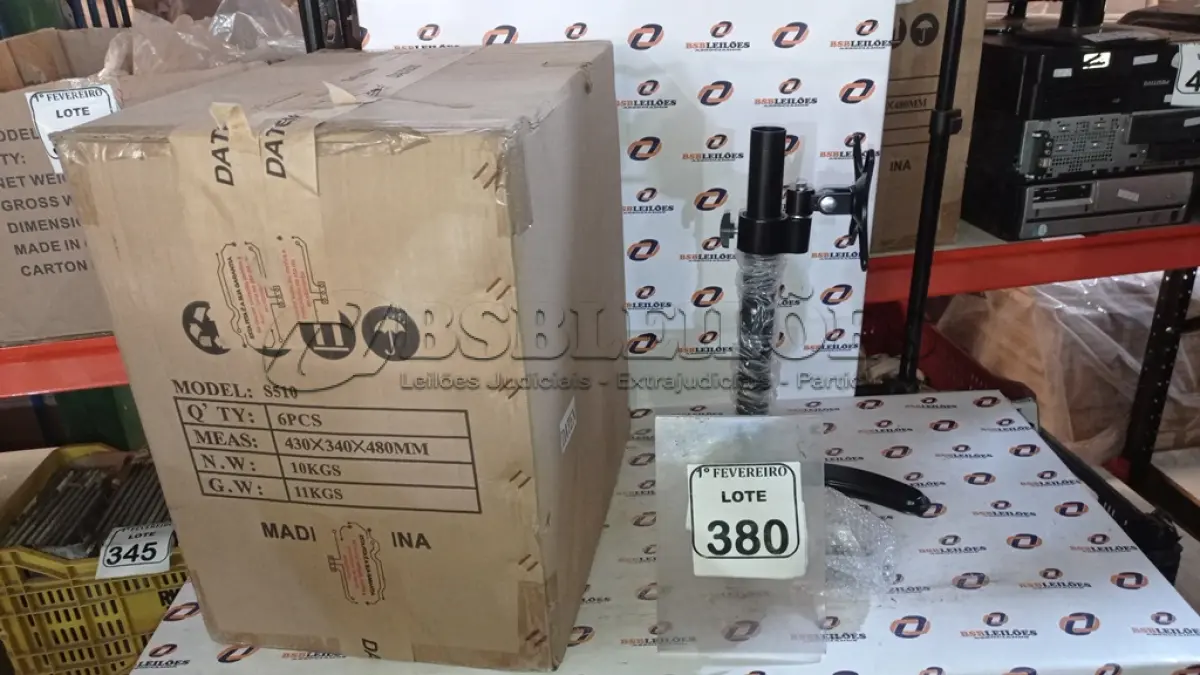 LOTE 380 - 01 CAIXA COM 06 SUPORTES PARA MONITORES MARCA DATEN. (NO ESTADO) ATENÇÃO! FAZER A VISITAÇÃO ANTES DE ARREMATAR, NÃO SABEMOS SE FUNCIONA, LEILÃO NÃO TEM GARANTIA E NEM DEVOLUÇÃO, SUJEITO A POSSÍVEIS AVARIAS VISÍVEIS/OCULTAS E/OU AUSÊNCIA DE COMPONENTES.