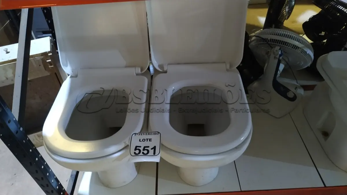 LOTE 551 - 02 VASOS SANITÁRIOS. (NO ESTADO) ATENÇÃO! FAZER A VISITAÇÃO ANTES DE ARREMATAR, NÃO SABEMOS SE FUNCIONA, LEILÃO NÃO TEM GARANTIA E NEM DEVOLUÇÃO, SUJEITO A POSSÍVEIS AVARIAS VISÍVEIS/OCULTAS E/OU AUSÊNCIA DE COMPONENTES.