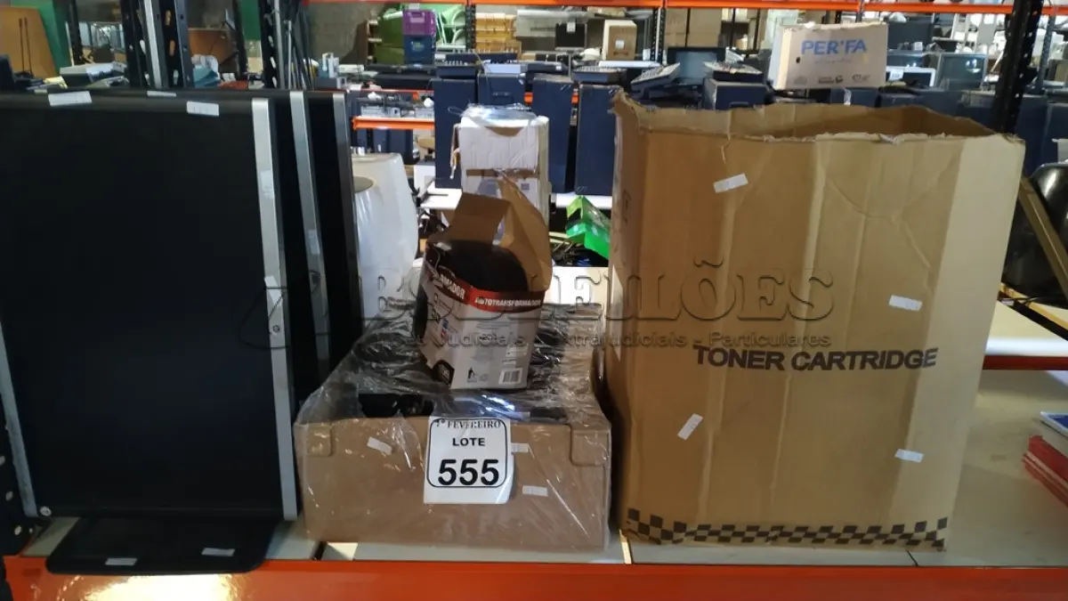 LOTE 555 - 01 LOTE COM FONTES DIVERSAS, VÁRIOS TELEFONES, 03 MONITORES 22’’MARCA HP E 01 ESTABILIZADOR MARCA SMS. (NO ESTADO) ATENÇÃO! FAZER A VISITAÇÃO ANTES DE ARREMATAR, NÃO SABEMOS SE FUNCIONA, LEILÃO NÃO TEM GARANTIA E NEM DEVOLUÇÃO, SUJEITO A POSSÍVEIS AVARIAS VISÍVEIS/OCULTAS E/OU AUSÊNCIA DE COMPONENTES.