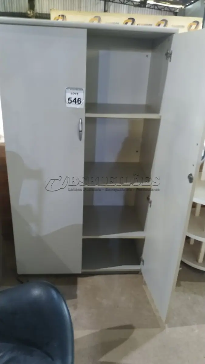 LOTE 546 - 01 ARMÁRIO EM MADEIRA COM 02 PORTAS. (NO ESTADO) ATENÇÃO! FAZER A VISITAÇÃO ANTES DE ARREMATAR, NÃO SABEMOS SE FUNCIONA, LEILÃO NÃO TEM GARANTIA E NEM DEVOLUÇÃO, SUJEITO A POSSÍVEIS AVARIAS VISÍVEIS/OCULTAS E/OU AUSÊNCIA DE COMPONENTES.