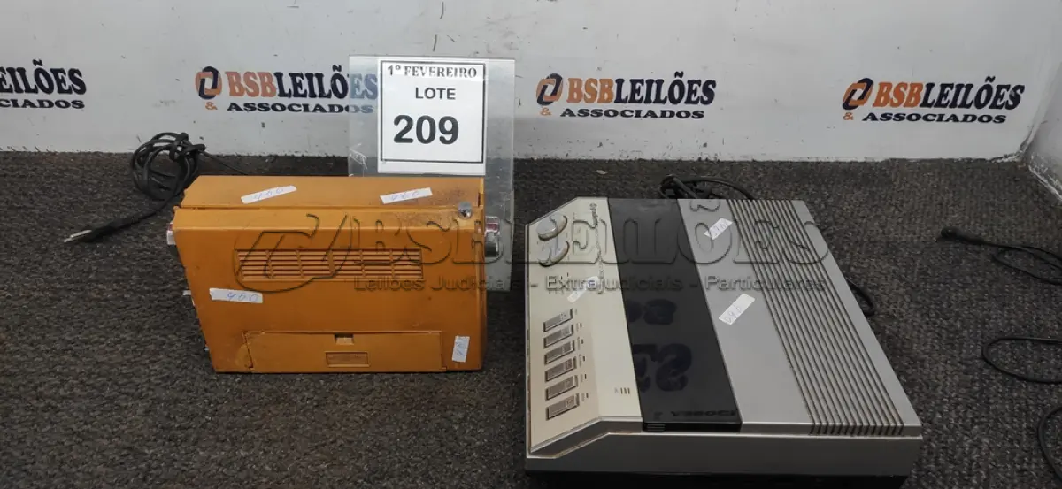 LOTE 209 - 01 PROCESSADOR TELEFÔNICO DIGITAL E 01 RADIO PORTATIL. (NO ESTADO) ATENÇÃO! FAZER A VISITAÇÃO ANTES DE ARREMATAR, NÃO SABEMOS SE FUNCIONA, LEILÃO NÃO TEM GARANTIA E NEM DEVOLUÇÃO, SUJEITO A POSSÍVEIS AVARIAS VISÍVEIS/OCULTAS E/OU AUSÊNCIA DE COMPONENTES.