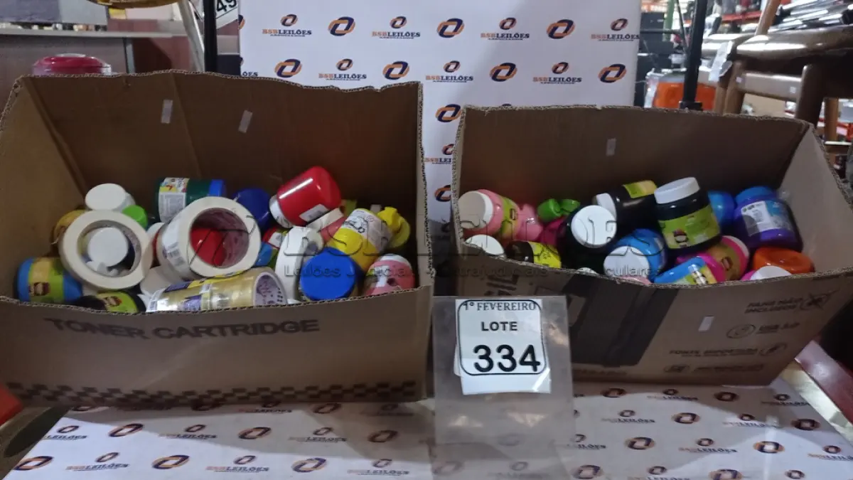 LOTE 334 - 01 CAIXA COM GRANDE QUANTIDADE DE TINTAS GUACHE. (NO ESTADO) ATENÇÃO! FAZER A VISITAÇÃO ANTES DE ARREMATAR, NÃO SABEMOS SE FUNCIONA, LEILÃO NÃO TEM GARANTIA E NEM DEVOLUÇÃO, SUJEITO A POSSÍVEIS AVARIAS VISÍVEIS/OCULTAS E/OU AUSÊNCIA DE COMPONENTES.