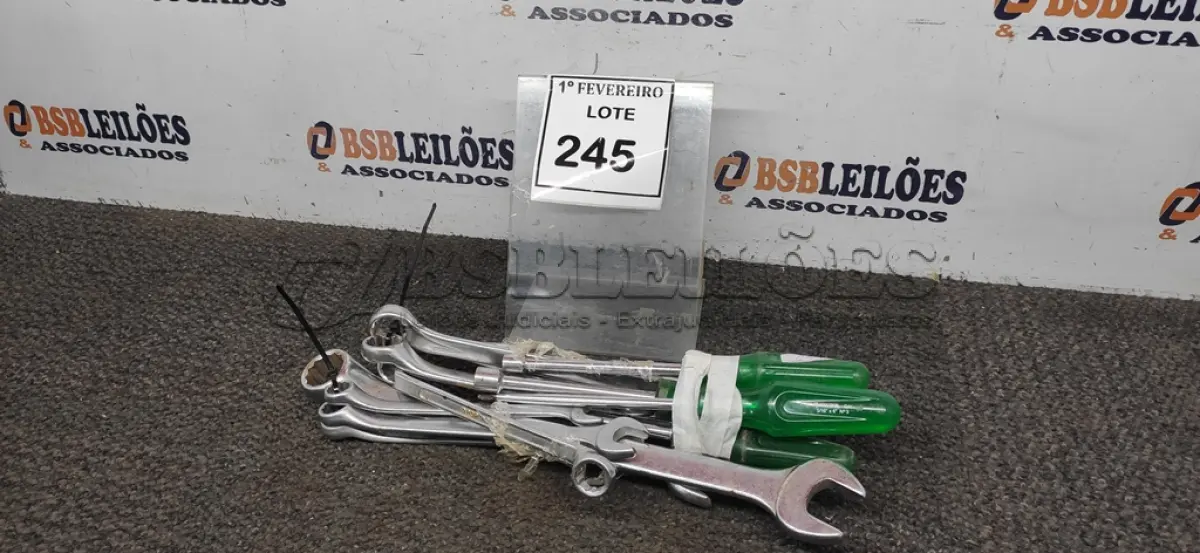 LOTE 245 - 01 LOTE COM VÁRIAS CHAVES TAMANHOS E MEDIDAS DIVERSAS MARCAS STARFER E BELZER. (NO ESTADO) ATENÇÃO! FAZER A VISITAÇÃO ANTES DE ARREMATAR, NÃO SABEMOS SE FUNCIONA, LEILÃO NÃO TEM GARANTIA E NEM DEVOLUÇÃO, SUJEITO A POSSÍVEIS AVARIAS VISÍVEIS/OCULTAS E/OU AUSÊNCIA DE COMPONENTES.