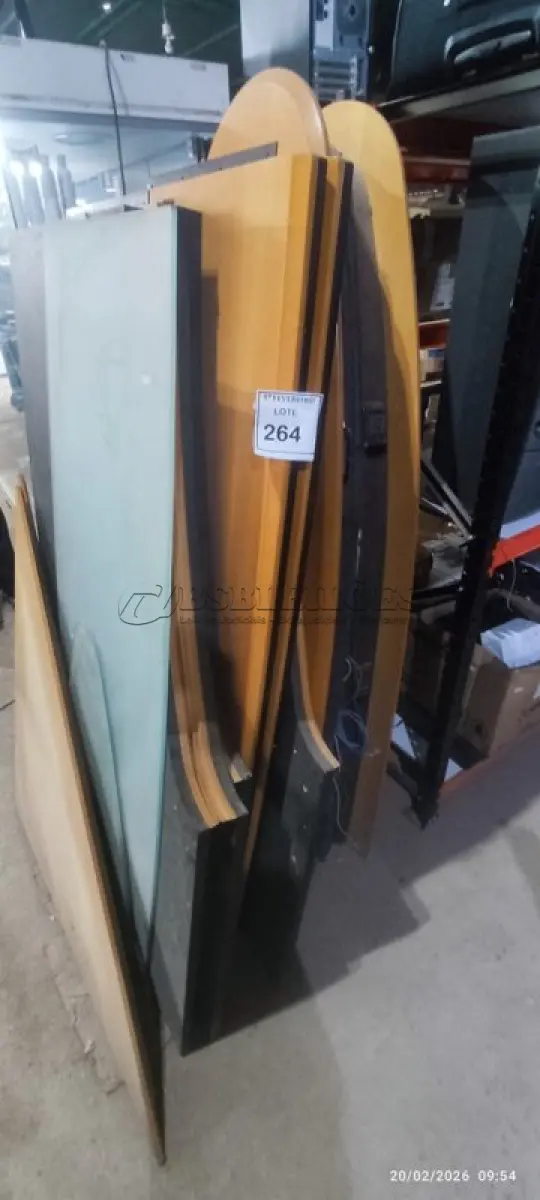 LOTE 264 - 01 MESA DE REUNIÕES EM MADEIRA E TAMPO DE VIDRO. (NO ESTADO) ATENÇÃO! FAZER A VISITAÇÃO ANTES DE ARREMATAR, NÃO SABEMOS SE FUNCIONA, LEILÃO NÃO TEM GARANTIA E NEM DEVOLUÇÃO, SUJEITO A POSSÍVEIS AVARIAS VISÍVEIS/OCULTAS E/OU AUSÊNCIA DE COMPONENTES.