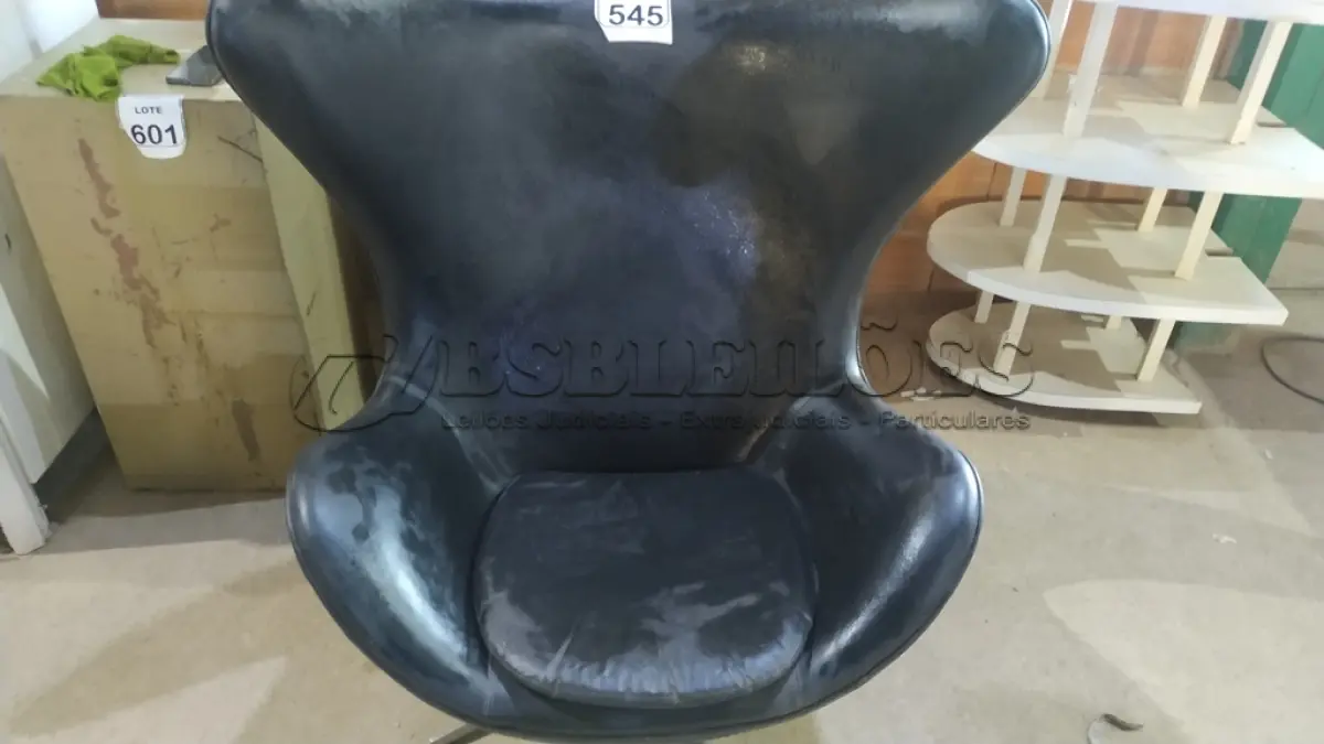 LOTE 545 - 01 POLTRONA EGG NA COR PRETA. (NO ESTADO) ATENÇÃO! FAZER A VISITAÇÃO ANTES DE ARREMATAR, NÃO SABEMOS SE FUNCIONA, LEILÃO NÃO TEM GARANTIA E NEM DEVOLUÇÃO, SUJEITO A POSSÍVEIS AVARIAS VISÍVEIS/OCULTAS E/OU AUSÊNCIA DE COMPONENTES.