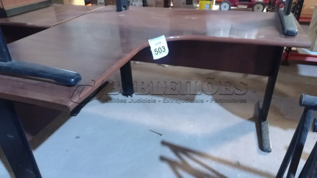 LOTE 503 - 01 MESA EM L PARA ESCRITÓRIO. (NO ESTADO) ATENÇÃO! FAZER A VISITAÇÃO ANTES DE ARREMATAR, NÃO SABEMOS SE FUNCIONA, LEILÃO NÃO TEM GARANTIA E NEM DEVOLUÇÃO, SUJEITO A POSSÍVEIS AVARIAS VISÍVEIS/OCULTAS E/OU AUSÊNCIA DE COMPONENTES.