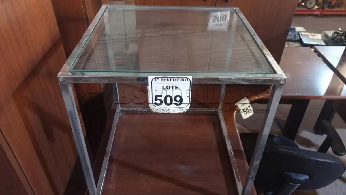 LOTE 509 - 01 MESA DE CENTRO CROMADA COM VIDRO. (NO ESTADO) ATENÇÃO! FAZER A VISITAÇÃO ANTES DE ARREMATAR, NÃO SABEMOS SE FUNCIONA, LEILÃO NÃO TEM GARANTIA E NEM DEVOLUÇÃO, SUJEITO A POSSÍVEIS AVARIAS VISÍVEIS/OCULTAS E/OU AUSÊNCIA DE COMPONENTES.