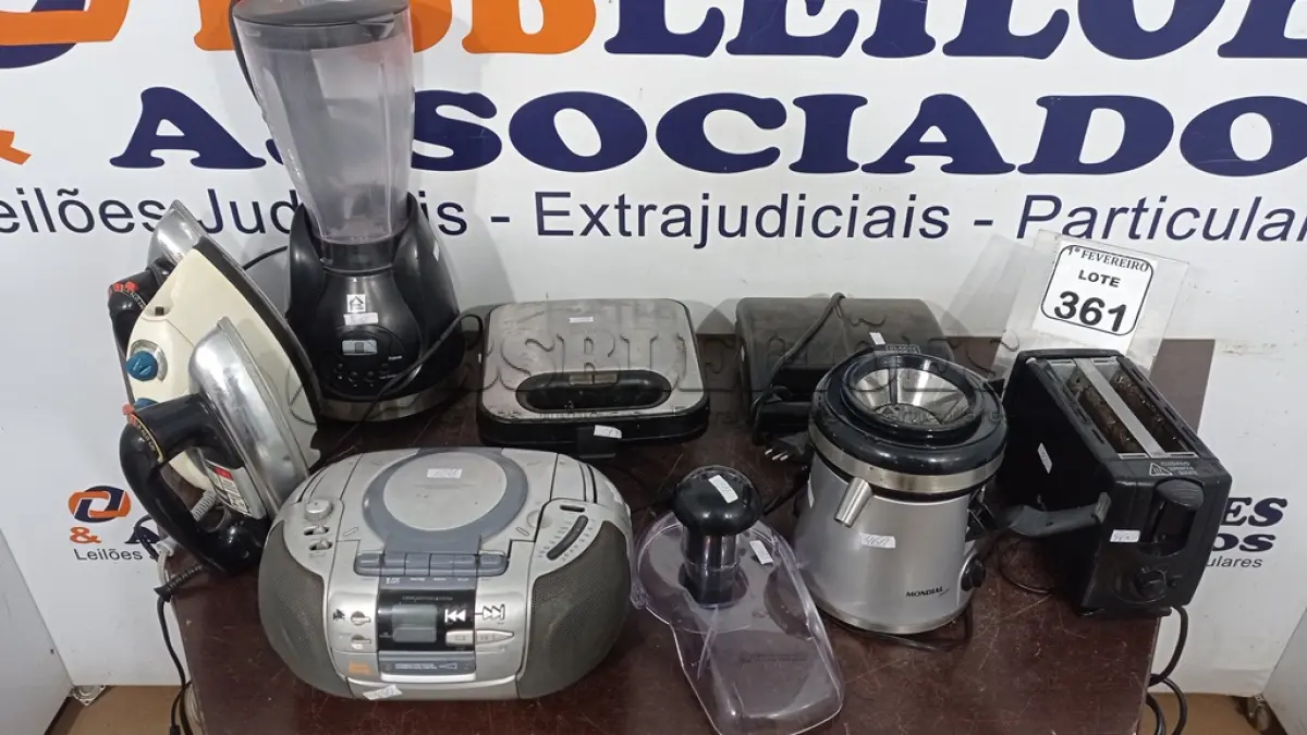 LOTE 361 - 03 FERROS DE PASSAR, 02 SANDUICHEIRAS, 01 TORRADEIRA, 01 APARELHO DE SOM PORTÁTIL, 01 LIQUIDIFICADOR E 01 CENTRIFUGA DE ALIMENTOS. (NO ESTADO) ATENÇÃO! FAZER A VISITAÇÃO ANTES DE ARREMATAR, NÃO SABEMOS SE FUNCIONA, LEILÃO NÃO TEM GARANTIA E NEM DEVOLUÇÃO, SUJEITO A POSSÍVEIS AVARIAS VISÍVEIS/OCULTAS E/OU AUSÊNCIA DE COMPONENTES.