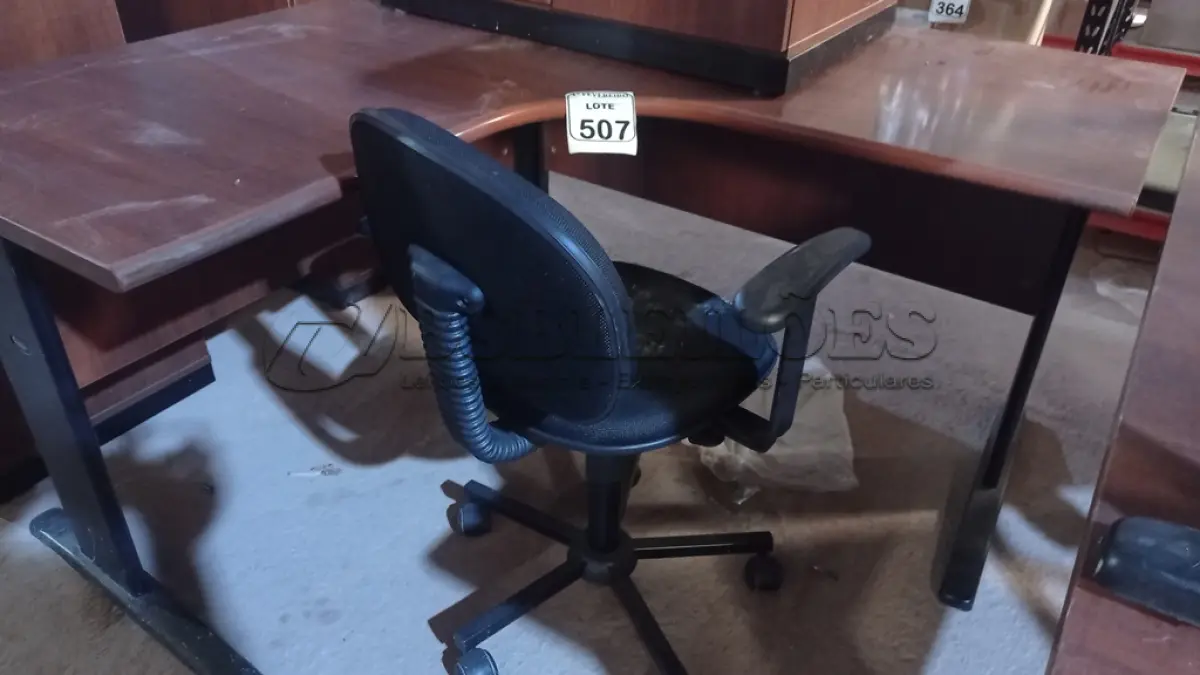 LOTE 507 - 01 MESA EM L PARA ESCRITÓRIO E 01 CADEIRA COM RODINHAS. (NO ESTADO) ATENÇÃO! FAZER A VISITAÇÃO ANTES DE ARREMATAR, NÃO SABEMOS SE FUNCIONA, LEILÃO NÃO TEM GARANTIA E NEM DEVOLUÇÃO, SUJEITO A POSSÍVEIS AVARIAS VISÍVEIS/OCULTAS E/OU AUSÊNCIA DE COMPONENTES.