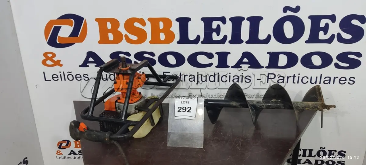 LOTE 292 - 01 MÁQUINA PERFURADORA DE SOLO A GASOLINA INCOMPLETA E 01 BROCA. (NO ESTADO) ATENÇÃO! FAZER A VISITAÇÃO ANTES DE ARREMATAR, NÃO SABEMOS SE FUNCIONA, LEILÃO NÃO TEM GARANTIA E NEM DEVOLUÇÃO, SUJEITO A POSSÍVEIS AVARIAS VISÍVEIS/OCULTAS E/OU AUSÊNCIA DE COMPONENTES.