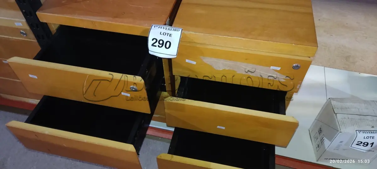 LOTE 290 - 02 GAVETEIROS DE MADEIRA COM 03 GAVETAS CADA. (NO ESTADO) ATENÇÃO! FAZER A VISITAÇÃO ANTES DE ARREMATAR, NÃO SABEMOS SE FUNCIONA, LEILÃO NÃO TEM GARANTIA E NEM DEVOLUÇÃO, SUJEITO A POSSÍVEIS AVARIAS VISÍVEIS/OCULTAS E/OU AUSÊNCIA DE COMPONENTES.