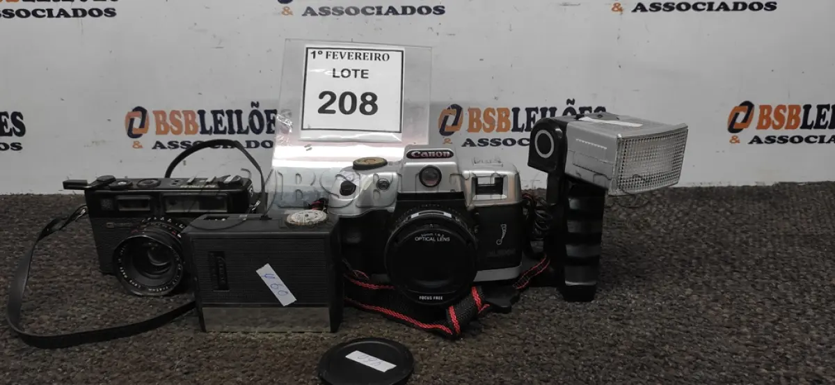 LOTE 208 - 02 CÂMERAS FOTOGRÁFICAS MODELOS ANTIGOS MARCAS CANON E GYASHICA. (NO ESTADO) ATENÇÃO! FAZER A VISITAÇÃO ANTES DE ARREMATAR, NÃO SABEMOS SE FUNCIONA, LEILÃO NÃO TEM GARANTIA E NEM DEVOLUÇÃO, SUJEITO A POSSÍVEIS AVARIAS VISÍVEIS/OCULTAS E/OU AUSÊNCIA DE COMPONENTES.