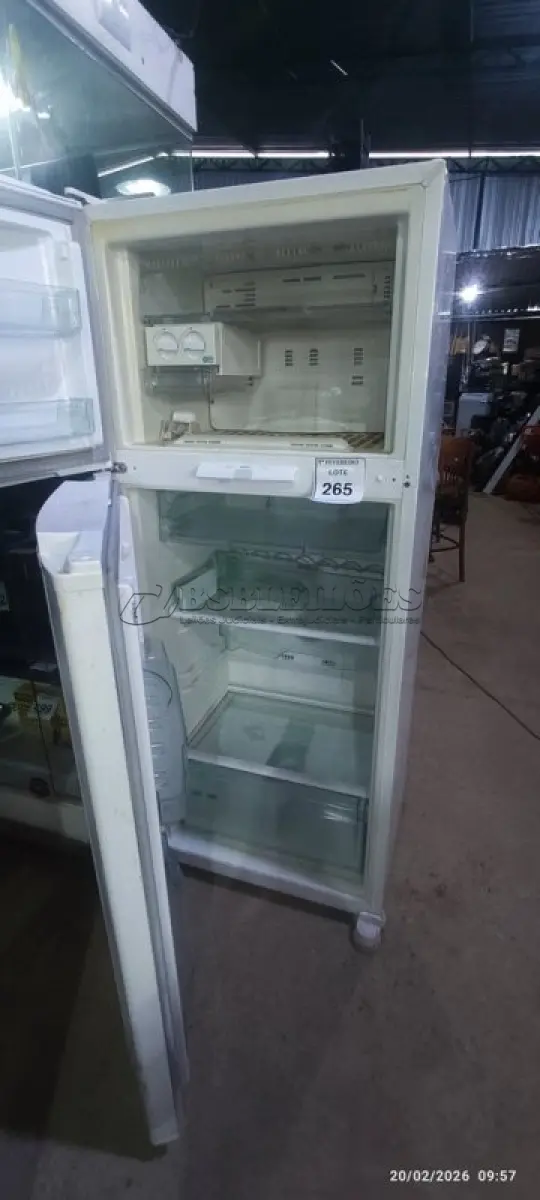 LOTE 265 - 01 GELADEIRA 220V LINHA BEM-ESTAR MARCA CONSUL. (NO ESTADO) ATENÇÃO! FAZER A VISITAÇÃO ANTES DE ARREMATAR, NÃO SABEMOS SE FUNCIONA, LEILÃO NÃO TEM GARANTIA E NEM DEVOLUÇÃO, SUJEITO A POSSÍVEIS AVARIAS VISÍVEIS/OCULTAS E/OU AUSÊNCIA DE COMPONENTES.