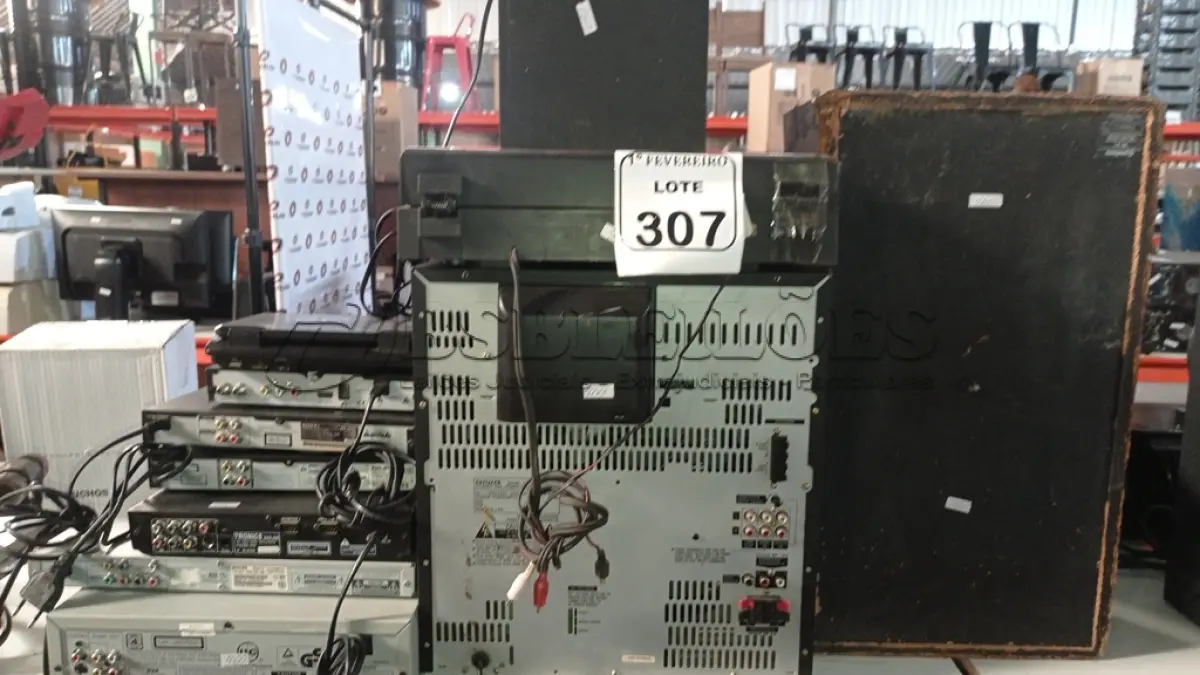 LOTE 307 - 01 APARELHO DE SOM 3X1 MARCA AIWA COM 02 CAIXAS DE SOM, 01 RECEPTOR DE TV E 06 APARELHOS DE DVD. (NO ESTADO) ATENÇÃO! FAZER A VISITAÇÃO ANTES DE ARREMATAR, NÃO SABEMOS SE FUNCIONA, LEILÃO NÃO TEM GARANTIA E NEM DEVOLUÇÃO, SUJEITO A POSSÍVEIS AVARIAS VISÍVEIS/OCULTAS E/OU AUSÊNCIA DE COMPONENTES.