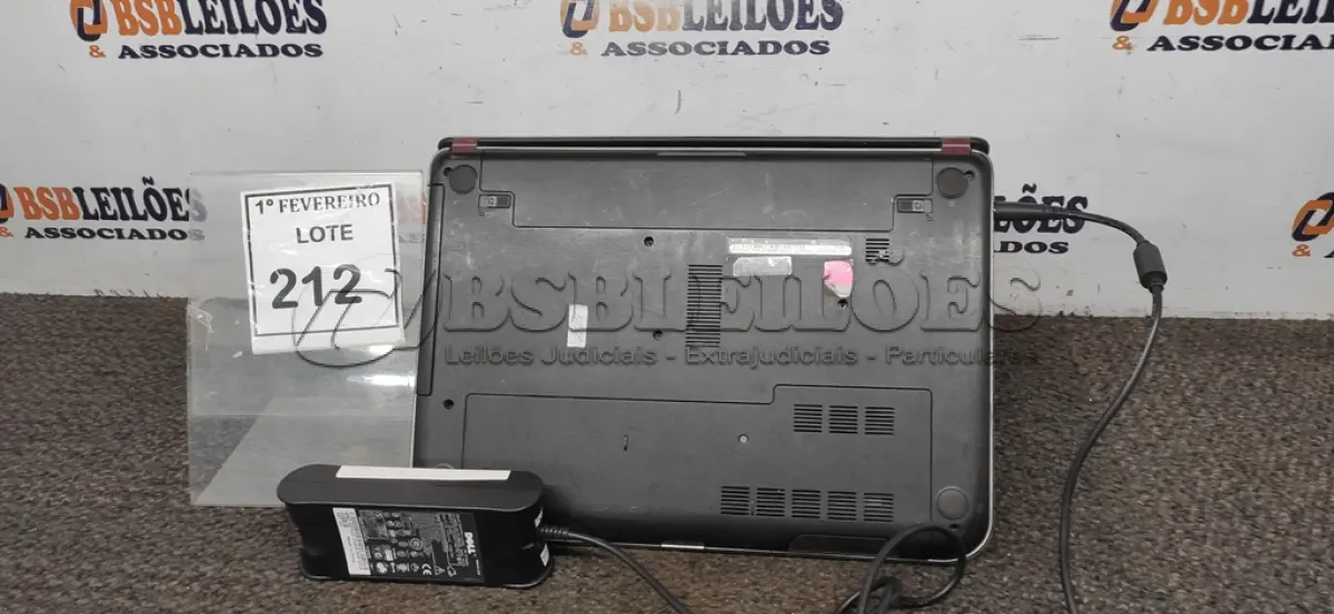 LOTE 212 - 01 NOTEBOOK MARCA DELL COM FONTE. (NO ESTADO) ATENÇÃO! FAZER A VISITAÇÃO ANTES DE ARREMATAR, NÃO SABEMOS SE FUNCIONA, LEILÃO NÃO TEM GARANTIA E NEM DEVOLUÇÃO, SUJEITO A POSSÍVEIS AVARIAS VISÍVEIS/OCULTAS E/OU AUSÊNCIA DE COMPONENTES.