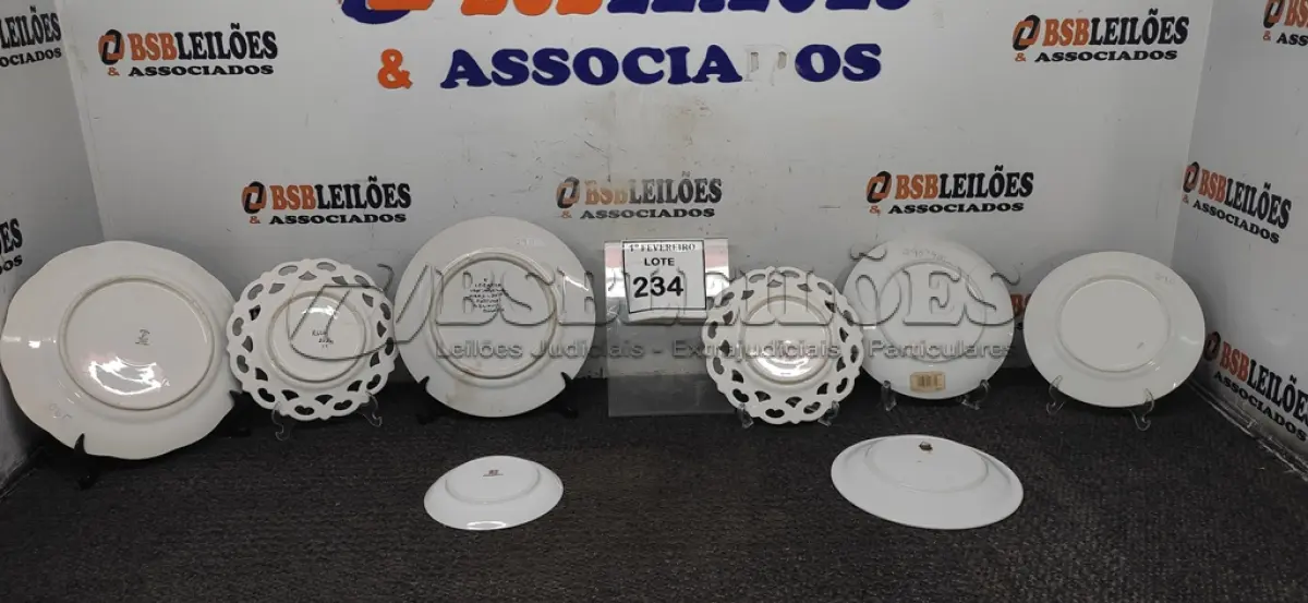 LOTE 234 - 08 PRATOS DECORATIVOS. (NO ESTADO) ATENÇÃO! FAZER A VISITAÇÃO ANTES DE ARREMATAR, NÃO SABEMOS SE FUNCIONA, LEILÃO NÃO TEM GARANTIA E NEM DEVOLUÇÃO, SUJEITO A POSSÍVEIS AVARIAS VISÍVEIS/OCULTAS E/OU AUSÊNCIA DE COMPONENTES.