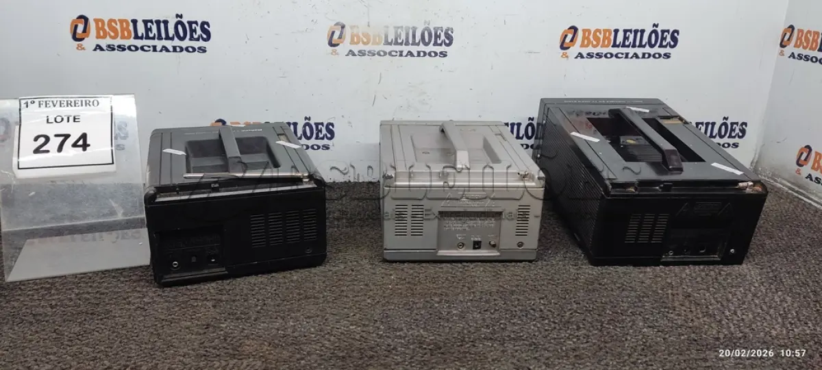 LOTE 274 - 03 TVS/RÁDIO PORTÁTEIS DE MARCAS E MODELOS DIVERSOS. (NO ESTADO) ATENÇÃO! FAZER A VISITAÇÃO ANTES DE ARREMATAR, NÃO SABEMOS SE FUNCIONA, LEILÃO NÃO TEM GARANTIA E NEM DEVOLUÇÃO, SUJEITO A POSSÍVEIS AVARIAS VISÍVEIS/OCULTAS E/OU AUSÊNCIA DE COMPONENTES.