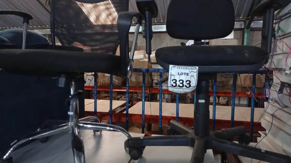 LOTE 333 - 02 CADEIRAS DE ESCRITÓRIO GIRATÓRIAS NA COR PRETA. (NO ESTADO) ATENÇÃO! FAZER A VISITAÇÃO ANTES DE ARREMATAR, NÃO SABEMOS SE FUNCIONA, LEILÃO NÃO TEM GARANTIA E NEM DEVOLUÇÃO, SUJEITO A POSSÍVEIS AVARIAS VISÍVEIS/OCULTAS E/OU AUSÊNCIA DE COMPONENTES.