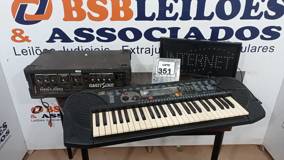 LOTE 351 - 01 TECLADO MUSICAL ELÉTRICO MARCA YAMAHA, 01 CABEÇOTE AMPLIFICADOR MULTIUSO WATTSOM MARCA CICLOTRON E 01 LETREIRO LUMINOSO. (NO ESTADO) ATENÇÃO! FAZER A VISITAÇÃO ANTES DE ARREMATAR, NÃO SABEMOS SE FUNCIONA, LEILÃO NÃO TEM GARANTIA E NEM DEVOLUÇÃO, SUJEITO A POSSÍVEIS AVARIAS VISÍVEIS/OCULTAS E/OU AUSÊNCIA DE COMPONENTES.