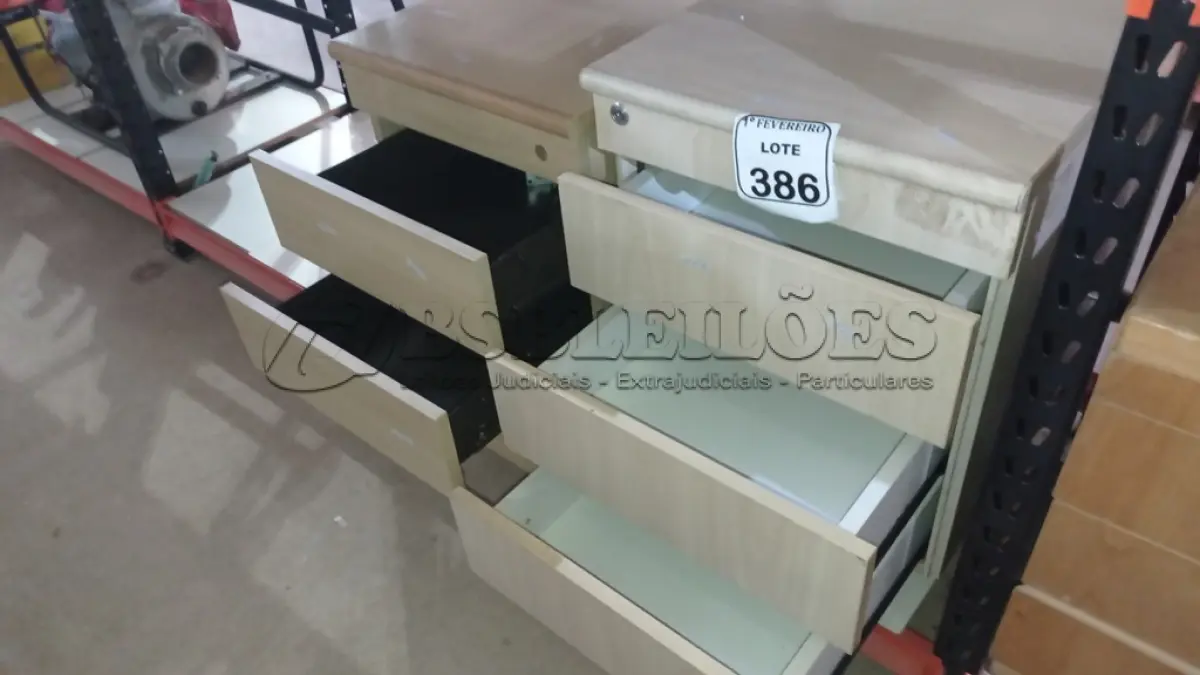 LOTE 386 - 02 GAVETEIROS EM MADEIRA COM 03 GAVETAS CADA. (NO ESTADO) ATENÇÃO! FAZER A VISITAÇÃO ANTES DE ARREMATAR, NÃO SABEMOS SE FUNCIONA, LEILÃO NÃO TEM GARANTIA E NEM DEVOLUÇÃO, SUJEITO A POSSÍVEIS AVARIAS VISÍVEIS/OCULTAS E/OU AUSÊNCIA DE COMPONENTES.