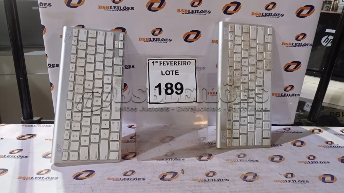 LOTE 189 - 02 TECLADOS MARCA APPLE. (NO ESTADO) ATENÇÃO! FAZER A VISITAÇÃO ANTES DE ARREMATAR, NÃO SABEMOS SE FUNCIONA, LEILÃO NÃO TEM GARANTIA E NEM DEVOLUÇÃO, SUJEITO A POSSÍVEIS AVARIAS VISÍVEIS/OCULTAS E/OU AUSÊNCIA DE COMPONENTES.