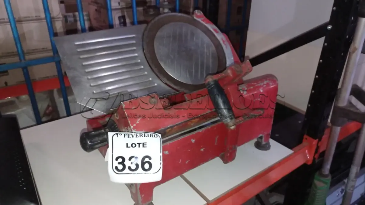 LOTE 336 - 01 MÁQUINA FATIADORA DE FRIOS. (NO ESTADO) ATENÇÃO! FAZER A VISITAÇÃO ANTES DE ARREMATAR, NÃO SABEMOS SE FUNCIONA, LEILÃO NÃO TEM GARANTIA E NEM DEVOLUÇÃO, SUJEITO A POSSÍVEIS AVARIAS VISÍVEIS/OCULTAS E/OU AUSÊNCIA DE COMPONENTES.