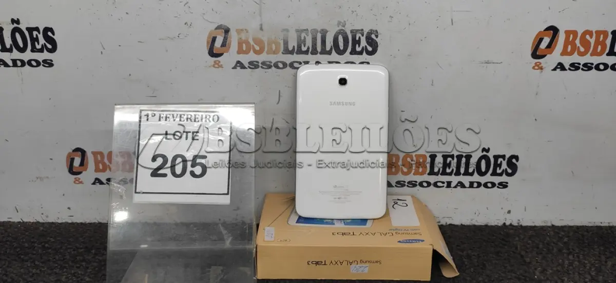 LOTE 205 - 01 TABLET MODELO GALAXY TAB3 MARCA SAMSUNG. (NO ESTADO) ATENÇÃO! FAZER A VISITAÇÃO ANTES DE ARREMATAR, NÃO SABEMOS SE FUNCIONA, LEILÃO NÃO TEM GARANTIA E NEM DEVOLUÇÃO, SUJEITO A POSSÍVEIS AVARIAS VISÍVEIS/OCULTAS E/OU AUSÊNCIA DE COMPONENTES.