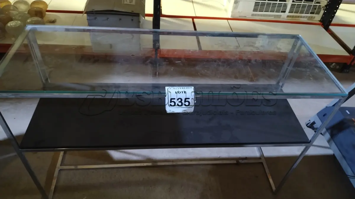 LOTE 535 - 01 MESA CROMADA COM TAMPO DE VIDRO E PRATELEIRA. (NO ESTADO) ATENÇÃO! FAZER A VISITAÇÃO ANTES DE ARREMATAR, NÃO SABEMOS SE FUNCIONA, LEILÃO NÃO TEM GARANTIA E NEM DEVOLUÇÃO, SUJEITO A POSSÍVEIS AVARIAS VISÍVEIS/OCULTAS E/OU AUSÊNCIA DE COMPONENTES.