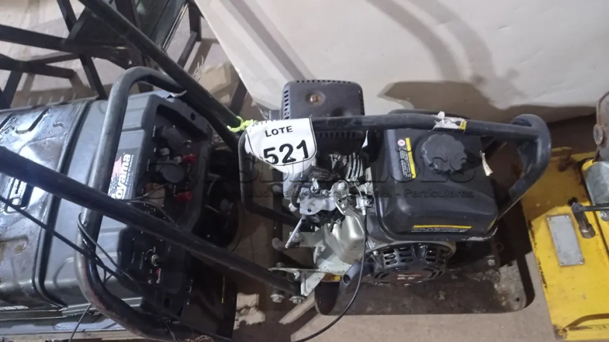 LOTE 521 - 01 PLACA VIBRATÓRIA A GASOLINA MARCA TOYAMA. (NO ESTADO) ATENÇÃO! FAZER A VISITAÇÃO ANTES DE ARREMATAR, NÃO SABEMOS SE FUNCIONA, LEILÃO NÃO TEM GARANTIA E NEM DEVOLUÇÃO, SUJEITO A POSSÍVEIS AVARIAS VISÍVEIS/OCULTAS E/OU AUSÊNCIA DE COMPONENTES.