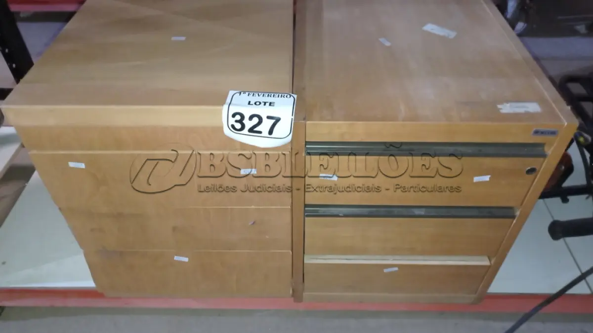 LOTE 327 - 02 GAVETEIROS EM MADEIRA COM 03 GAVETAS CADA. (NO ESTADO) ATENÇÃO! FAZER A VISITAÇÃO ANTES DE ARREMATAR, NÃO SABEMOS SE FUNCIONA, LEILÃO NÃO TEM GARANTIA E NEM DEVOLUÇÃO, SUJEITO A POSSÍVEIS AVARIAS VISÍVEIS/OCULTAS E/OU AUSÊNCIA DE COMPONENTES.