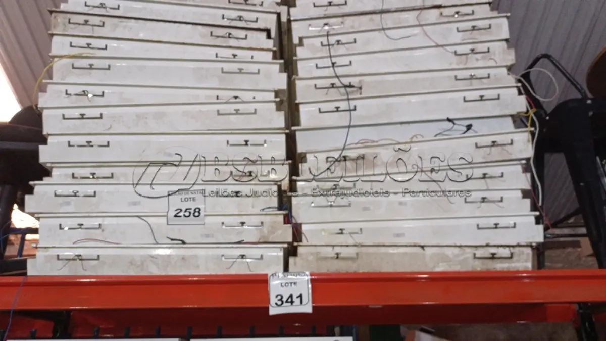 LOTE 341 - 01 LOTE COM GRANDE QUANTIDADE DE LUMINÁRIAS DE EMBUTIR. (NO ESTADO) ATENÇÃO! FAZER A VISITAÇÃO ANTES DE ARREMATAR, NÃO SABEMOS SE FUNCIONA, LEILÃO NÃO TEM GARANTIA E NEM DEVOLUÇÃO, SUJEITO A POSSÍVEIS AVARIAS VISÍVEIS/OCULTAS E/OU AUSÊNCIA DE COMPONENTES.