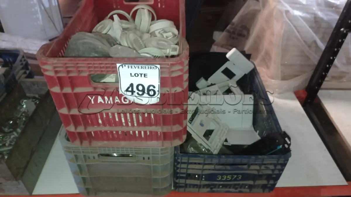 LOTE 496 - 01 LOTE COM CURVAS DE METAL PARA ELETRODUTO, LUVAS DE METAL, RALOS DE PVC, TAMPAS DE TOMADAS E MATERIAIS DIVERSOS. (NO ESTADO) ATENÇÃO! FAZER A VISITAÇÃO ANTES DE ARREMATAR, NÃO SABEMOS SE FUNCIONA, LEILÃO NÃO TEM GARANTIA E NEM DEVOLUÇÃO, SUJEITO A POSSÍVEIS AVARIAS VISÍVEIS/OCULTAS E/OU AUSÊNCIA DE COMPONENTES.