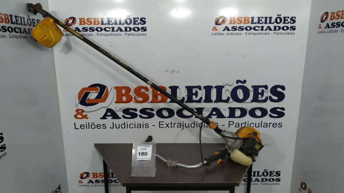 LOTE 180 - 01 ROÇADEIRA A GASOLINA INCOMPLETO. (NO ESTADO) ATENÇÃO! FAZER A VISITAÇÃO ANTES DE ARREMATAR, NÃO SABEMOS SE FUNCIONA, LEILÃO NÃO TEM GARANTIA E NEM DEVOLUÇÃO, SUJEITO A POSSÍVEIS AVARIAS VISÍVEIS/OCULTAS E/OU AUSÊNCIA DE COMPONENTES.
