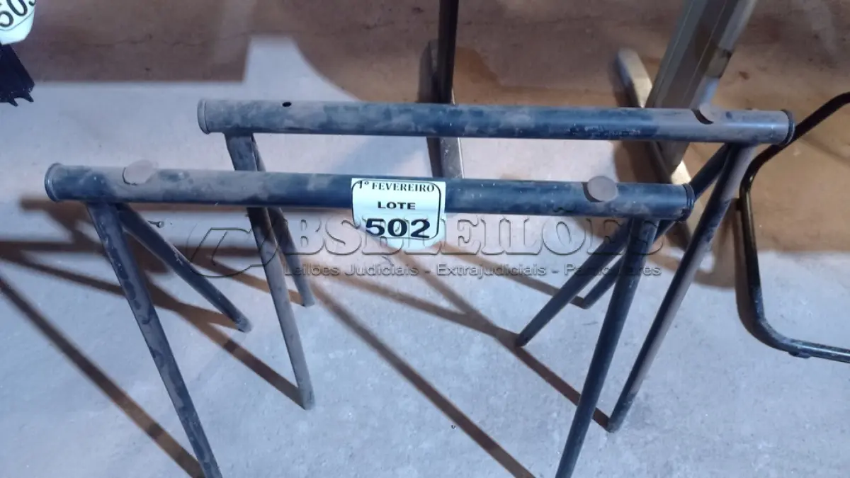 LOTE 502 - 02 CAVALETES DE FERRO. (NO ESTADO) ATENÇÃO! FAZER A VISITAÇÃO ANTES DE ARREMATAR, NÃO SABEMOS SE FUNCIONA, LEILÃO NÃO TEM GARANTIA E NEM DEVOLUÇÃO, SUJEITO A POSSÍVEIS AVARIAS VISÍVEIS/OCULTAS E/OU AUSÊNCIA DE COMPONENTES.