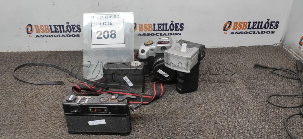 LOTE 208 - 02 CÂMERAS FOTOGRÁFICAS MODELOS ANTIGOS MARCAS CANON E GYASHICA. (NO ESTADO) ATENÇÃO! FAZER A VISITAÇÃO ANTES DE ARREMATAR, NÃO SABEMOS SE FUNCIONA, LEILÃO NÃO TEM GARANTIA E NEM DEVOLUÇÃO, SUJEITO A POSSÍVEIS AVARIAS VISÍVEIS/OCULTAS E/OU AUSÊNCIA DE COMPONENTES.