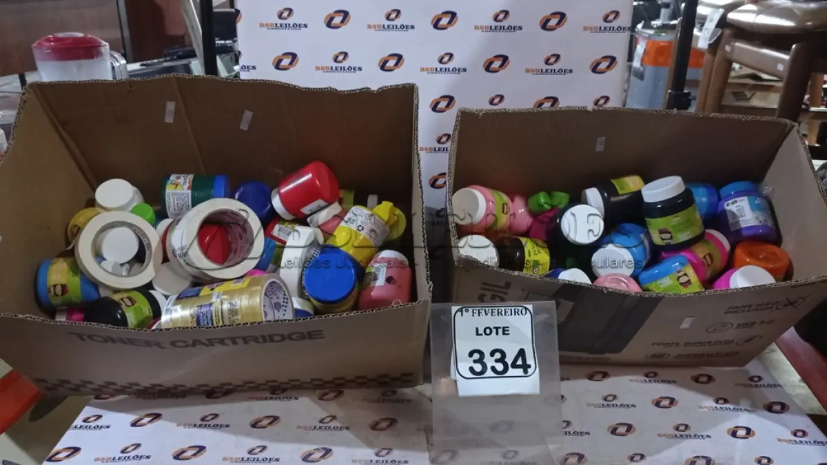 LOTE 334 - 01 CAIXA COM GRANDE QUANTIDADE DE TINTAS GUACHE. (NO ESTADO) ATENÇÃO! FAZER A VISITAÇÃO ANTES DE ARREMATAR, NÃO SABEMOS SE FUNCIONA, LEILÃO NÃO TEM GARANTIA E NEM DEVOLUÇÃO, SUJEITO A POSSÍVEIS AVARIAS VISÍVEIS/OCULTAS E/OU AUSÊNCIA DE COMPONENTES.