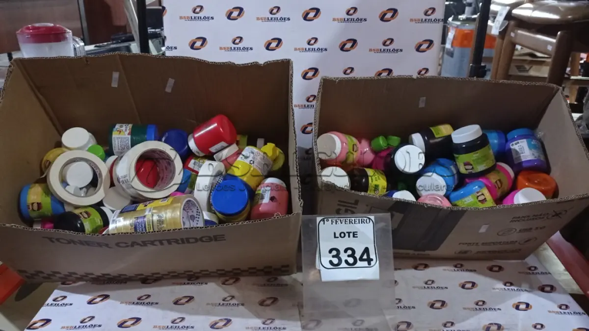LOTE 334 - 01 CAIXA COM GRANDE QUANTIDADE DE TINTAS GUACHE. (NO ESTADO) ATENÇÃO! FAZER A VISITAÇÃO ANTES DE ARREMATAR, NÃO SABEMOS SE FUNCIONA, LEILÃO NÃO TEM GARANTIA E NEM DEVOLUÇÃO, SUJEITO A POSSÍVEIS AVARIAS VISÍVEIS/OCULTAS E/OU AUSÊNCIA DE COMPONENTES.
