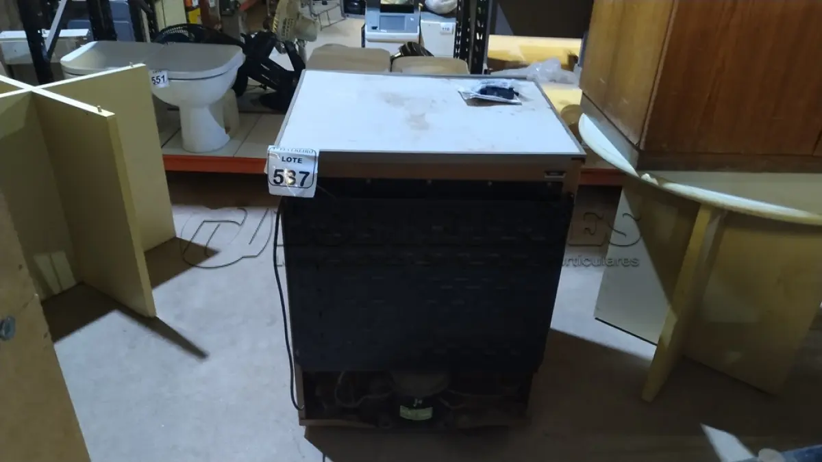 LOTE 537 - 01 FRIGOBAR 110V COM TRANSFORMADOR MARCA CONSUL. (NO ESTADO) ATENÇÃO! FAZER A VISITAÇÃO ANTES DE ARREMATAR, NÃO SABEMOS SE FUNCIONA, LEILÃO NÃO TEM GARANTIA E NEM DEVOLUÇÃO, SUJEITO A POSSÍVEIS AVARIAS VISÍVEIS/OCULTAS E/OU AUSÊNCIA DE COMPONENTES.