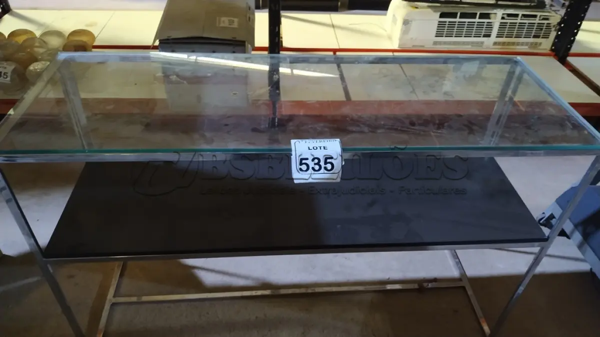LOTE 535 - 01 MESA CROMADA COM TAMPO DE VIDRO E PRATELEIRA. (NO ESTADO) ATENÇÃO! FAZER A VISITAÇÃO ANTES DE ARREMATAR, NÃO SABEMOS SE FUNCIONA, LEILÃO NÃO TEM GARANTIA E NEM DEVOLUÇÃO, SUJEITO A POSSÍVEIS AVARIAS VISÍVEIS/OCULTAS E/OU AUSÊNCIA DE COMPONENTES.