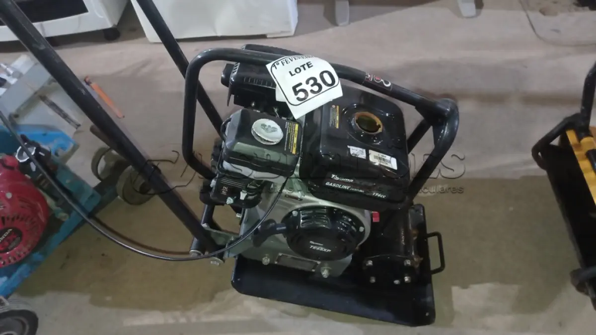 LOTE 530 - 01 PLACA VIBRATÓRIA A GASOLINA MODELO TPC60W-X MARCA TOYAMA. (NO ESTADO) ATENÇÃO! FAZER A VISITAÇÃO ANTES DE ARREMATAR, NÃO SABEMOS SE FUNCIONA, LEILÃO NÃO TEM GARANTIA E NEM DEVOLUÇÃO, SUJEITO A POSSÍVEIS AVARIAS VISÍVEIS/OCULTAS E/OU AUSÊNCIA DE COMPONENTES.
