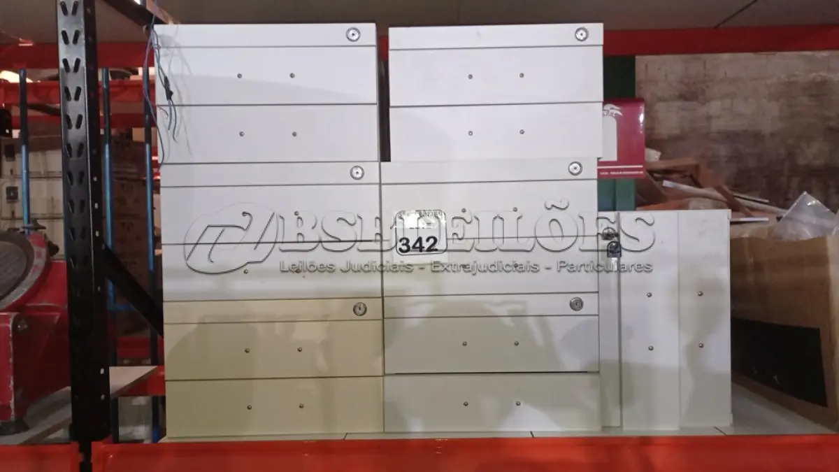 LOTE 342 - 07 GAVETEIROS DE MESA EM MADEIRA COM TRANCA. (NO ESTADO) ATENÇÃO! FAZER A VISITAÇÃO ANTES DE ARREMATAR, NÃO SABEMOS SE FUNCIONA, LEILÃO NÃO TEM GARANTIA E NEM DEVOLUÇÃO, SUJEITO A POSSÍVEIS AVARIAS VISÍVEIS/OCULTAS E/OU AUSÊNCIA DE COMPONENTES.