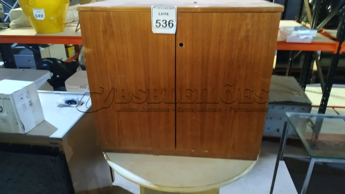 LOTE 536 - 01 ARMÁRIO BAIXO EM MADEIRA COM 02 PORTAS E 01 MESA REDONDA EM MADEIRA. (NO ESTADO) ATENÇÃO! FAZER A VISITAÇÃO ANTES DE ARREMATAR, NÃO SABEMOS SE FUNCIONA, LEILÃO NÃO TEM GARANTIA E NEM DEVOLUÇÃO, SUJEITO A POSSÍVEIS AVARIAS VISÍVEIS/OCULTAS E/OU AUSÊNCIA DE COMPONENTES.