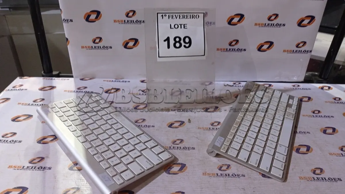 LOTE 189 - 02 TECLADOS MARCA APPLE. (NO ESTADO) ATENÇÃO! FAZER A VISITAÇÃO ANTES DE ARREMATAR, NÃO SABEMOS SE FUNCIONA, LEILÃO NÃO TEM GARANTIA E NEM DEVOLUÇÃO, SUJEITO A POSSÍVEIS AVARIAS VISÍVEIS/OCULTAS E/OU AUSÊNCIA DE COMPONENTES.