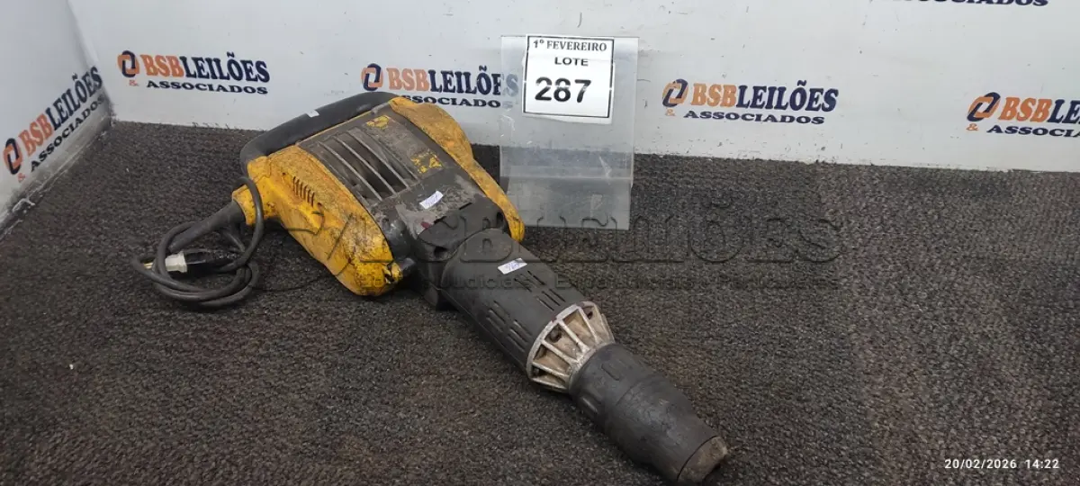 LOTE 287 - 01 MARTELETE ROMPEDOR 10KG 220V MARCA DEWALT. (NO ESTADO) ATENÇÃO! FAZER A VISITAÇÃO ANTES DE ARREMATAR, NÃO SABEMOS SE FUNCIONA, LEILÃO NÃO TEM GARANTIA E NEM DEVOLUÇÃO, SUJEITO A POSSÍVEIS AVARIAS VISÍVEIS/OCULTAS E/OU AUSÊNCIA DE COMPONENTES.
