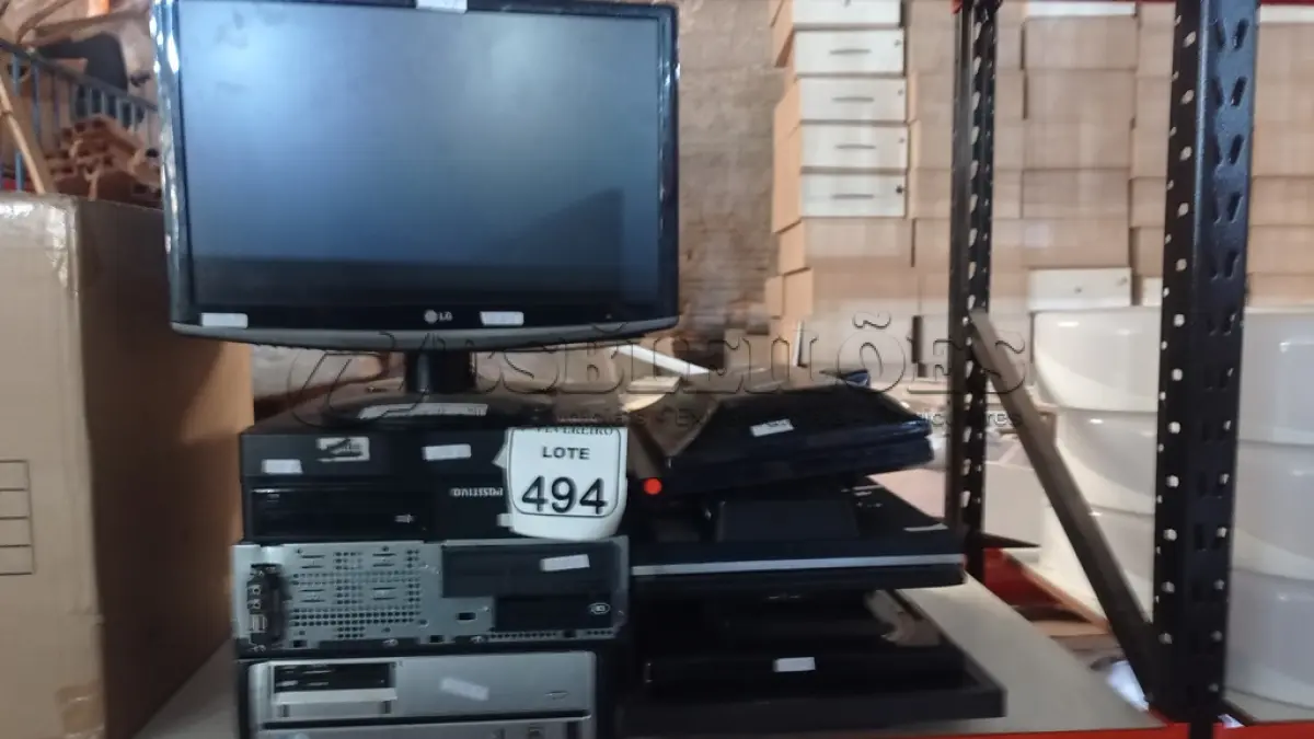 LOTE 494 - 03 CPU E 08 MONITORES DE MARCAS E MODELOS DIVERSOS. (NO ESTADO) ATENÇÃO! FAZER A VISITAÇÃO ANTES DE ARREMATAR, NÃO SABEMOS SE FUNCIONA, LEILÃO NÃO TEM GARANTIA E NEM DEVOLUÇÃO, SUJEITO A POSSÍVEIS AVARIAS VISÍVEIS/OCULTAS E/OU AUSÊNCIA DE COMPONENTES.