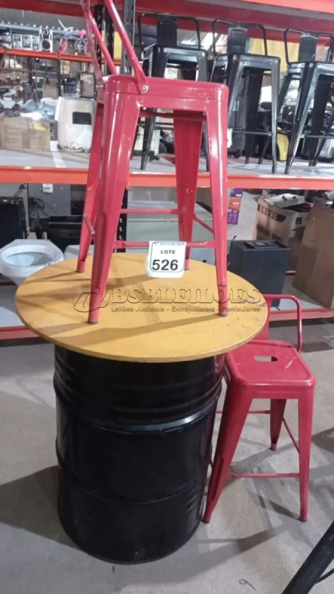 LOTE 526 - 01 MESA FEITA DE TAMBOR METÁLICO COM 02 BANQUETAS DE FERRO. (NO ESTADO) ATENÇÃO! FAZER A VISITAÇÃO ANTES DE ARREMATAR, NÃO SABEMOS SE FUNCIONA, LEILÃO NÃO TEM GARANTIA E NEM DEVOLUÇÃO, SUJEITO A POSSÍVEIS AVARIAS VISÍVEIS/OCULTAS E/OU AUSÊNCIA DE COMPONENTES.