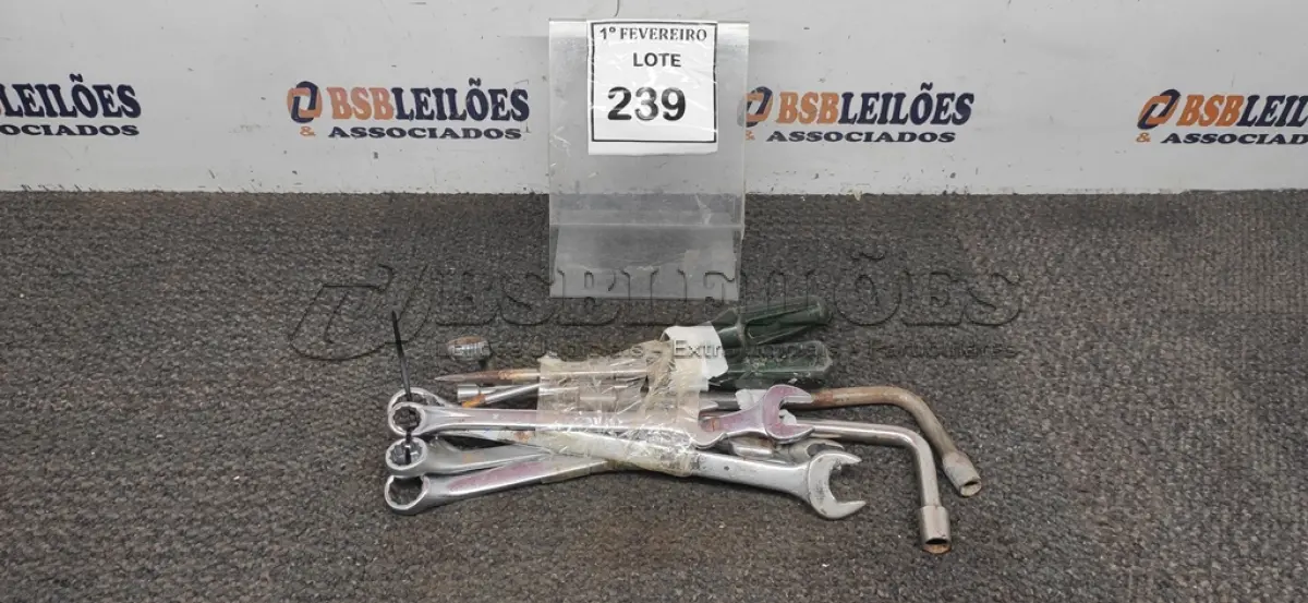 LOTE 239 - 01 LOTE COM VÁRIAS CHAVES TAMANHOS E MEDIDAS DIVERSAS MARCAS KRAUCHER E BELZER. (NO ESTADO) ATENÇÃO! FAZER A VISITAÇÃO ANTES DE ARREMATAR, NÃO SABEMOS SE FUNCIONA, LEILÃO NÃO TEM GARANTIA E NEM DEVOLUÇÃO, SUJEITO A POSSÍVEIS AVARIAS VISÍVEIS/OCULTAS E/OU AUSÊNCIA DE COMPONENTES.