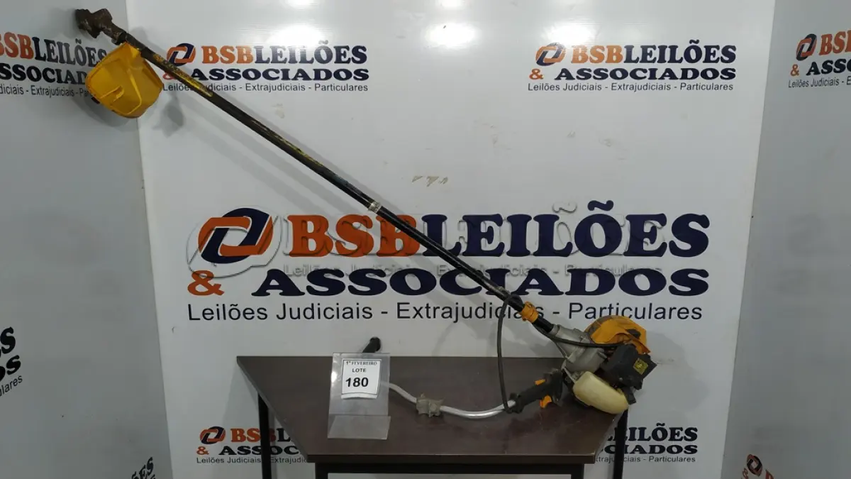LOTE 180 - 01 ROÇADEIRA A GASOLINA INCOMPLETO. (NO ESTADO) ATENÇÃO! FAZER A VISITAÇÃO ANTES DE ARREMATAR, NÃO SABEMOS SE FUNCIONA, LEILÃO NÃO TEM GARANTIA E NEM DEVOLUÇÃO, SUJEITO A POSSÍVEIS AVARIAS VISÍVEIS/OCULTAS E/OU AUSÊNCIA DE COMPONENTES.